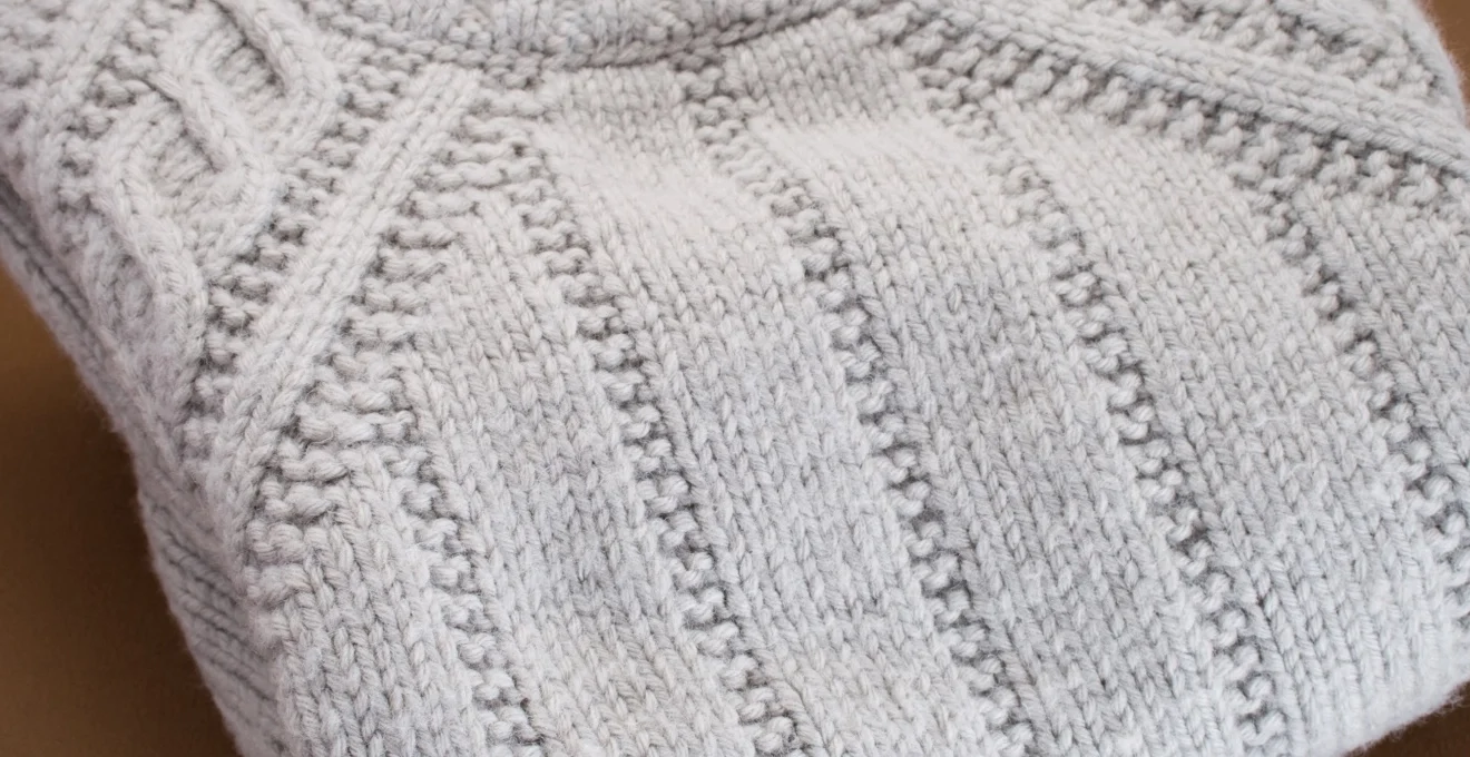 du-bureau-au-week-end-comment-une-piece-en-maille-sadapte-a-tout