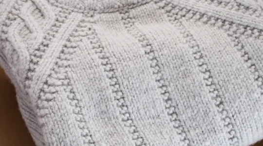 du-bureau-au-week-end-comment-une-piece-en-maille-sadapte-a-tout